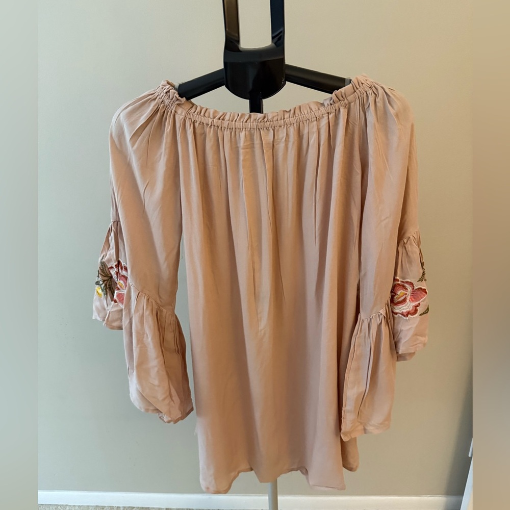 NWT Feathers Women’s Blush Embroidered Sleeves Bohemian Flowy Blouse Size Medium
